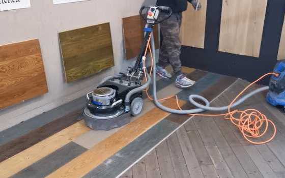 Rilevigatura e verniciatura di un pavimento in parquet di legno